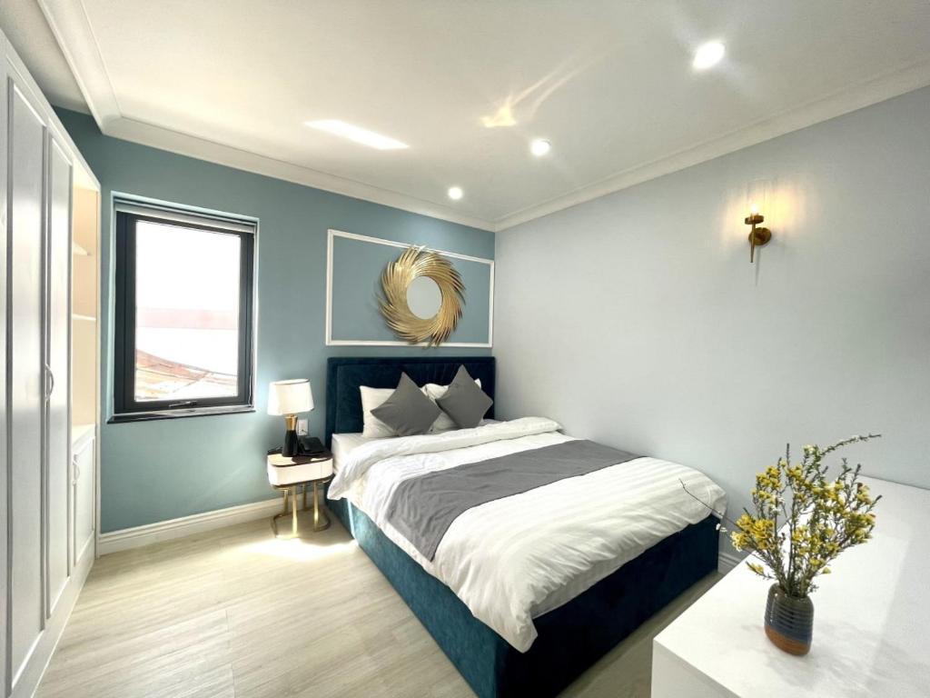 Una cama o camas en una habitación de An Nhi Hotel