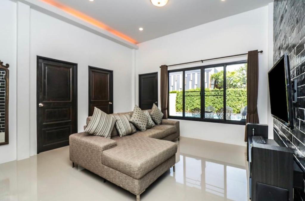 TV a/nebo společenská místnost v ubytování Baan Noppadol Hua Hin Loft