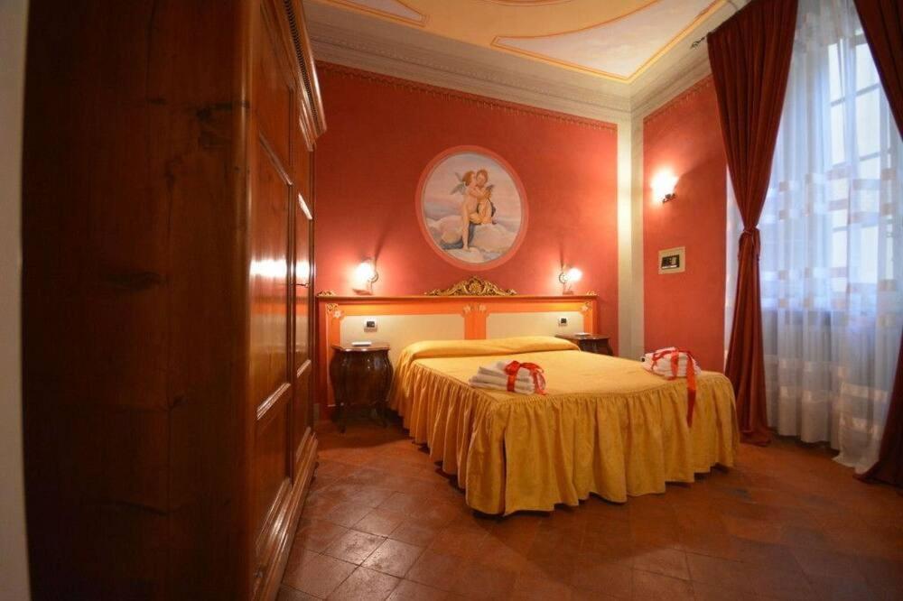 1 dormitorio con paredes rojas y 1 cama con sábanas amarillas en Antica Residenza del Gallo, en Lucca