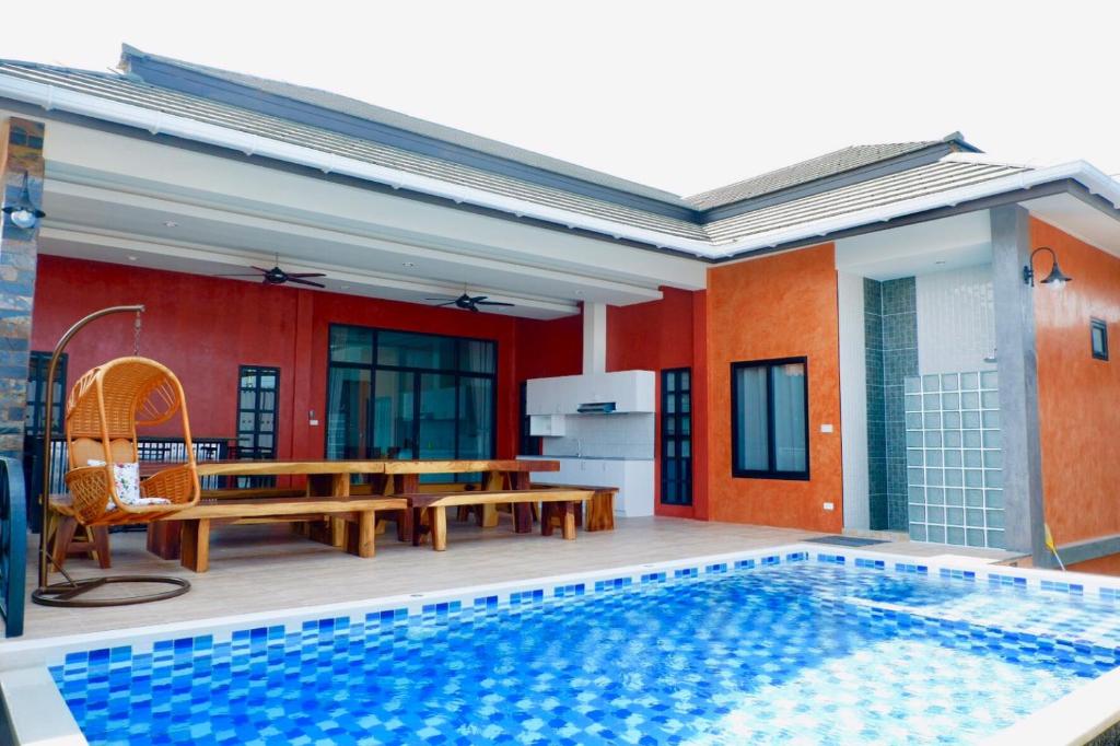 Bazén v ubytování Baan Noppadol Hua Hin Loft nebo v jeho okolí