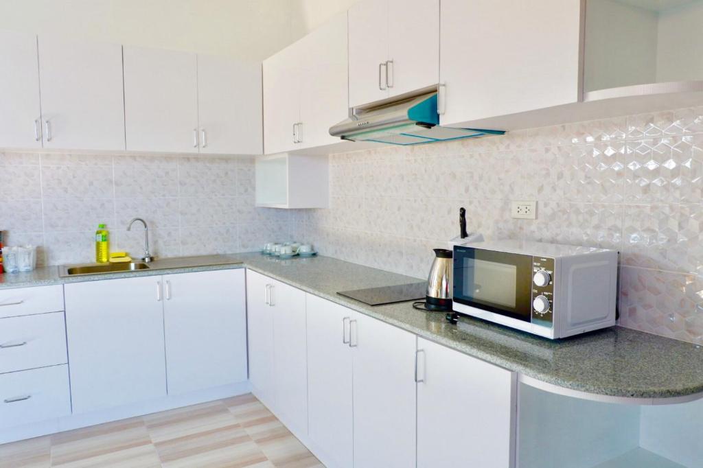 Kuchyň nebo kuchyňský kout v ubytování Baan Noppadol Hua Hin Loft