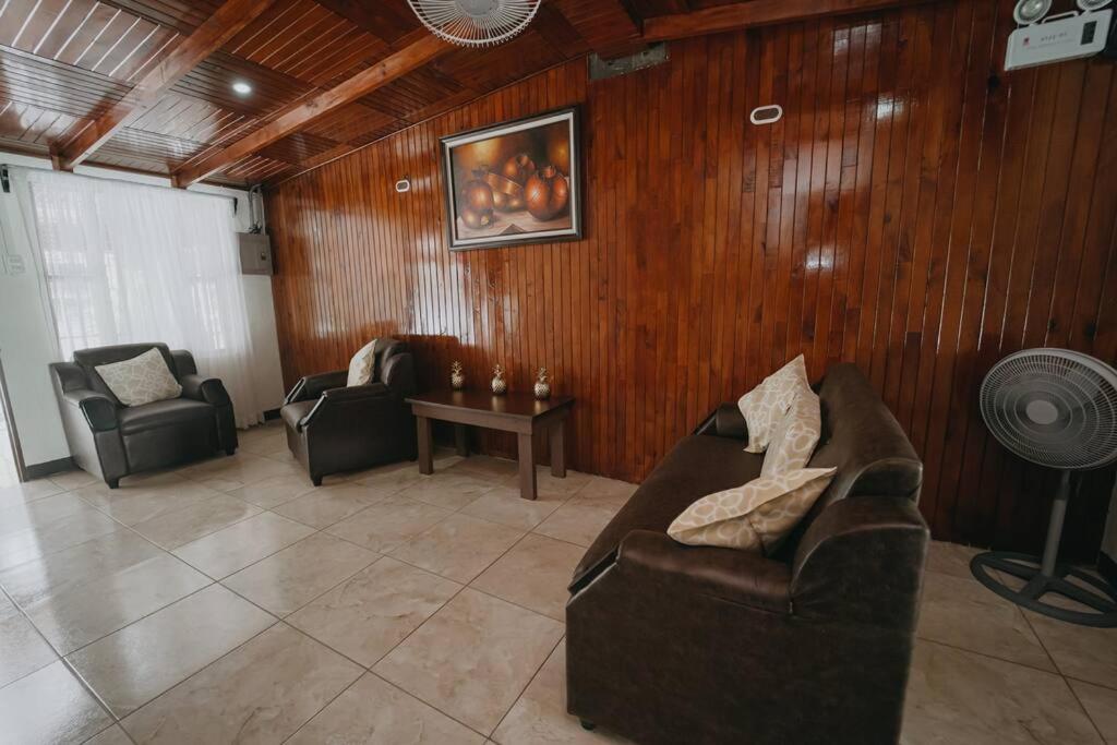 Flor Tica House - Three-Bedroom House
