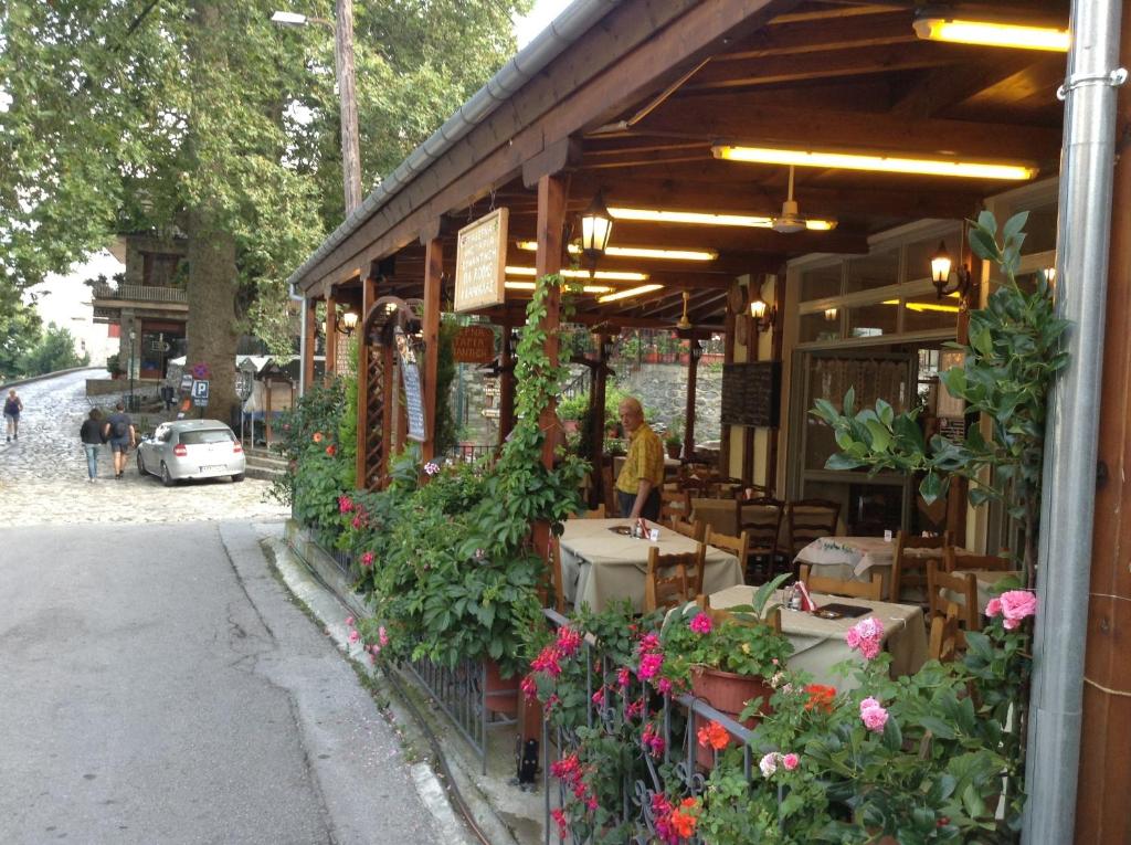 Una tienda con flores y plantas afuera de un edificio. en Ria Rooms, en Kissos