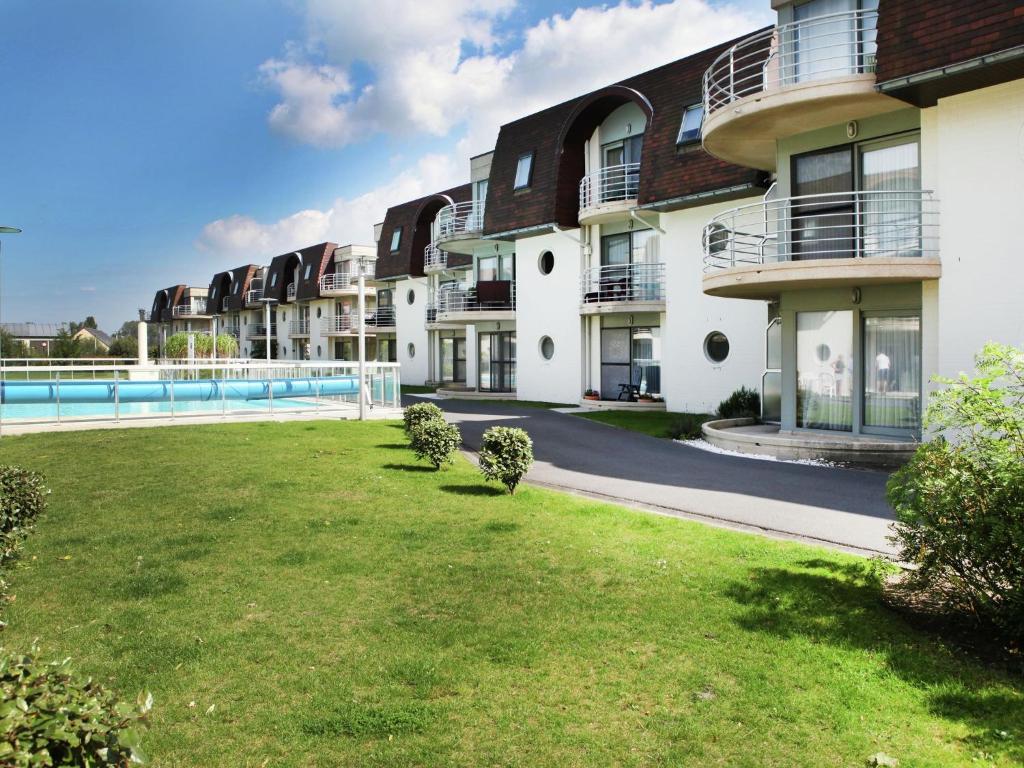Bazén v ubytování Apartment in Bredene near North Sea Beach nebo v jeho okolí