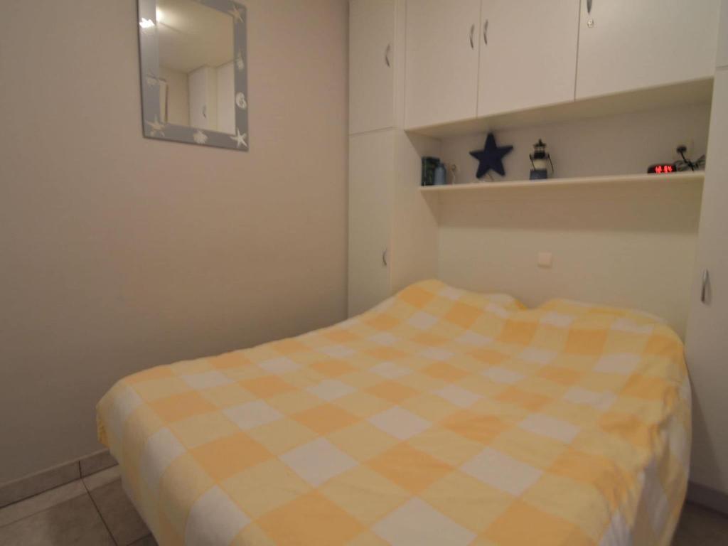 Postel nebo postele na pokoji v ubytování Apartment in Bredene near North Sea Beach