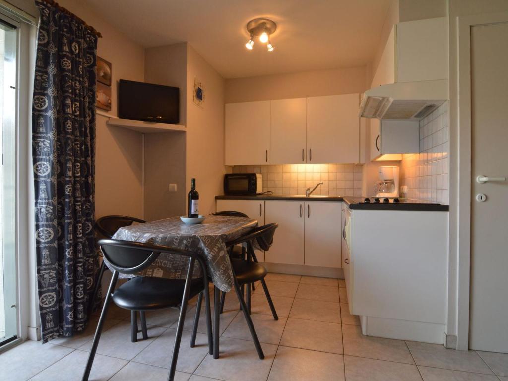 Kuchyň nebo kuchyňský kout v ubytování Apartment in Bredene near North Sea Beach
