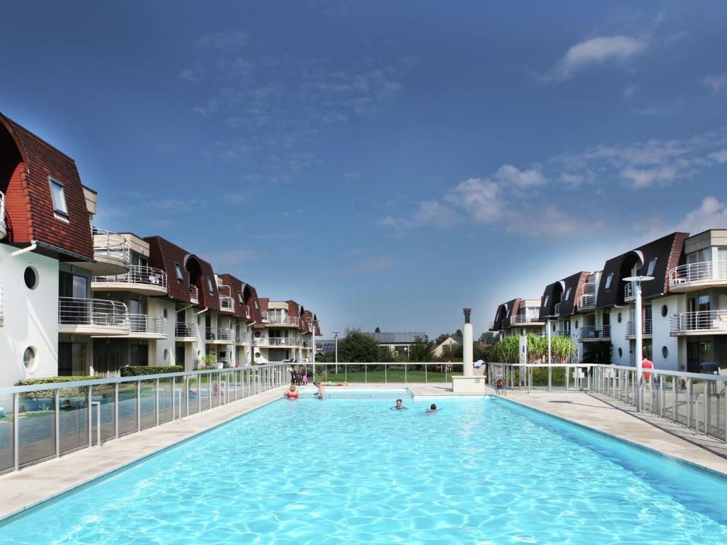 Bazén v ubytování Apartment in Bredene near North Sea Beach nebo v jeho okolí