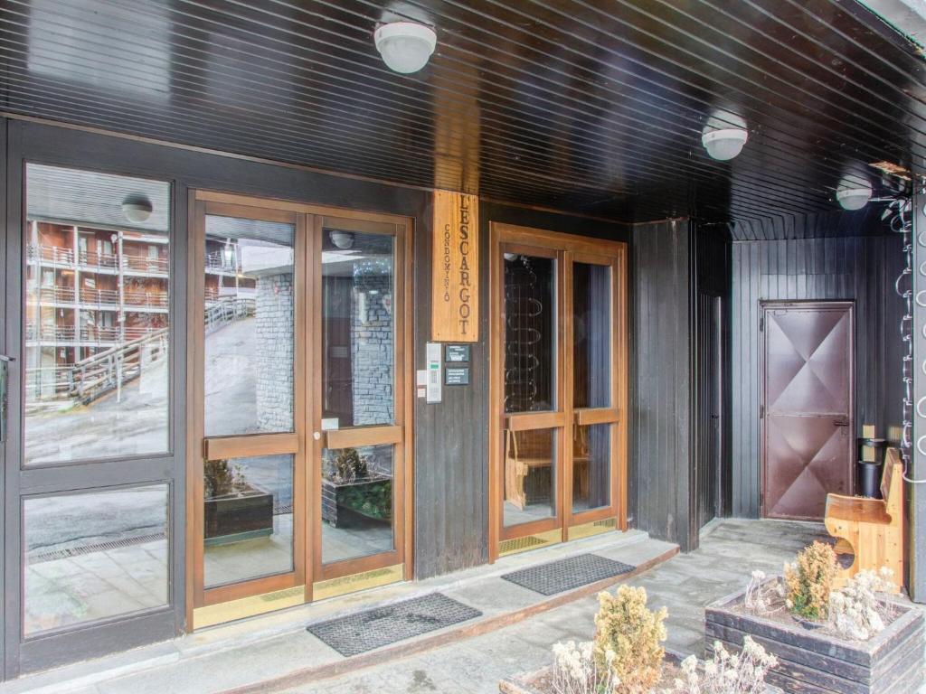 wejście do budynku ze szklanymi drzwiami w obiekcie Apartment in Cervinia in a ski resort w mieście Breuil