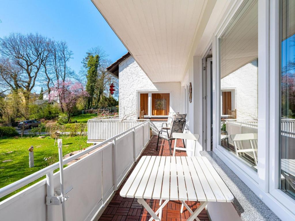 een balkon met een houten bank op een huis bij Flat in Eutin on the Kleiner Eutiner See lake in Eutin