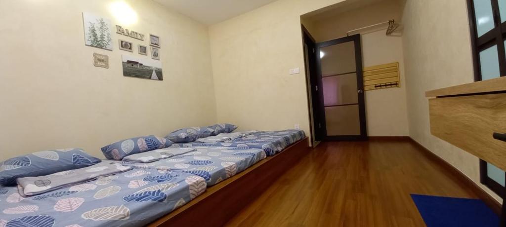 Un dormitorio con una cama con almohadas azules. en HOMESTAY DAMAI PERDANA en Kuala Lumpur