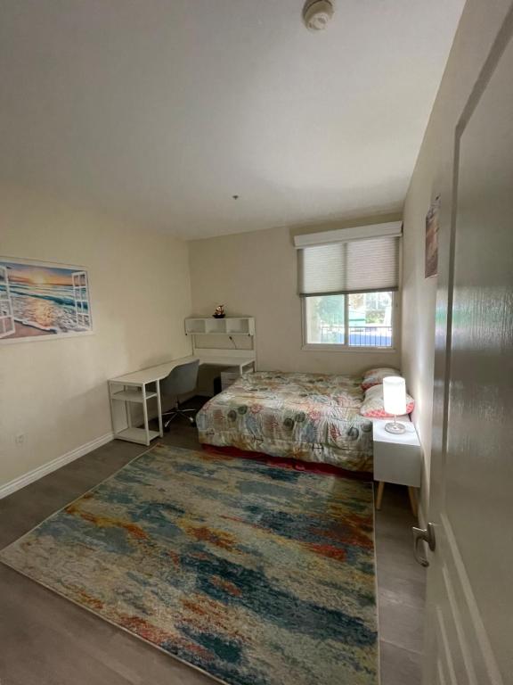 una camera con letto e tappeto di Resort like stay in a lovely room near UCI a Irvine