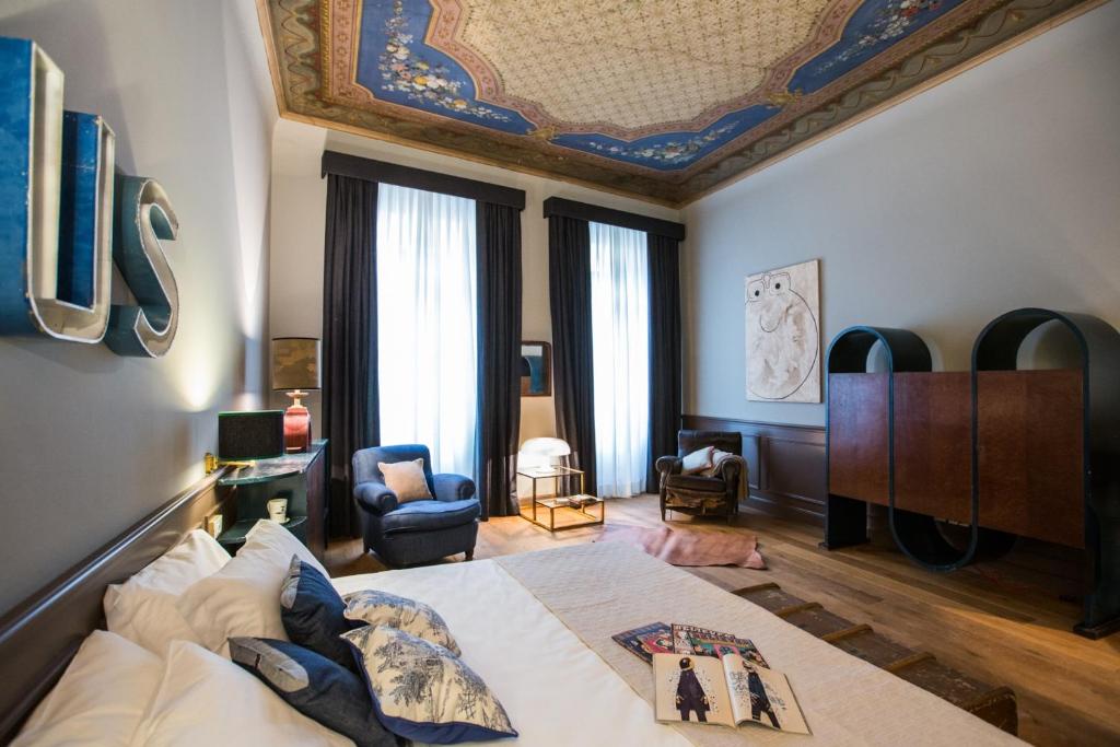 sypialnia z łóżkiem i kasetonowym sufitem w obiekcie Soprarno Suites we Florencji