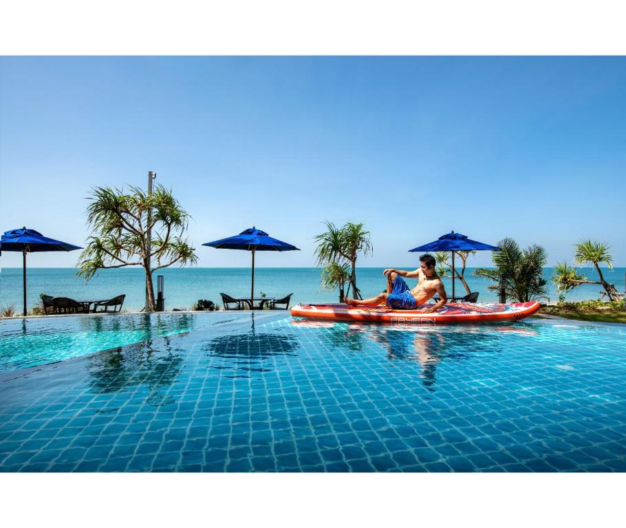 Bazén v ubytování Nirvana Beach Resort, Koh Lanta SHA Extra Plus nebo v jeho okolí