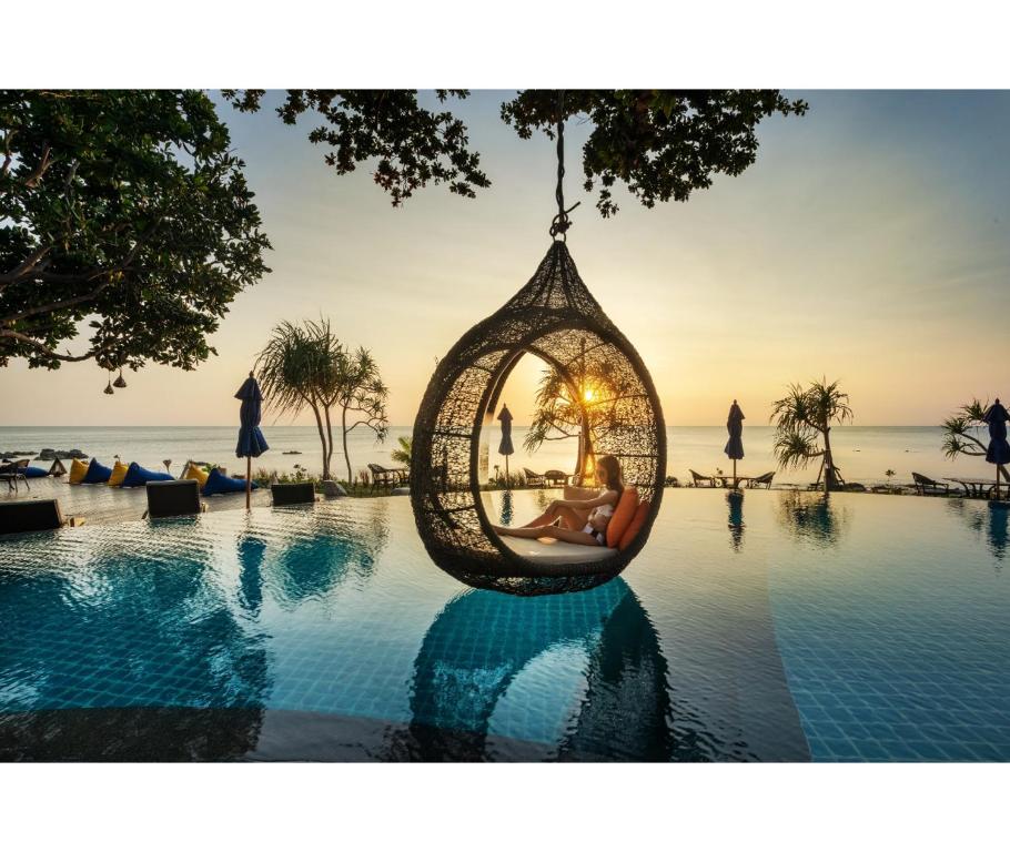 Bazén v ubytování Nirvana Beach Resort, Koh Lanta SHA Extra Plus nebo v jeho okolí
