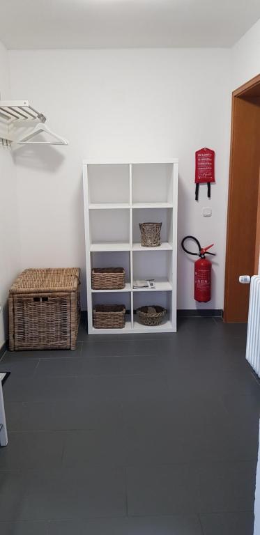 a room with a white cabinet with baskets on it at 2x Monteurwohnung 1x 2 kleine Einzelzimmer 1x Doppelbett und Schlafcouch im Wohnbereich in Siegen