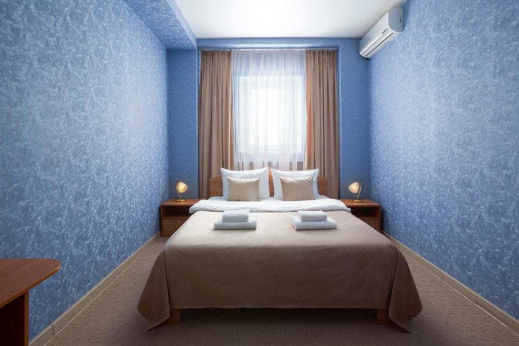 Un pat sau paturi într-o cameră la Отель Мираж