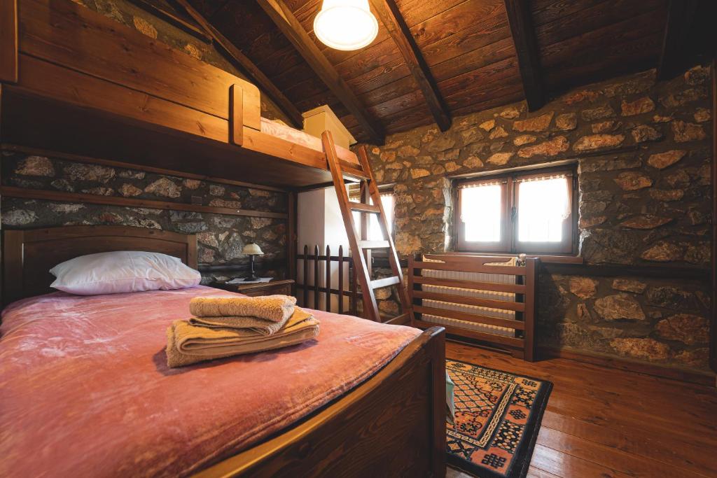 Un pat sau paturi într-o cameră la Traditional Villa in P. Agios Athanasios