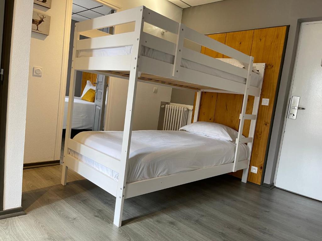 Le Central Hôtel-Bar - Comfort Triple Room With Shower