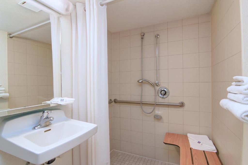 Motel 6-Tempe, AZ - Broadway - ASU - Double Room - Disability Access - Roll In Shower