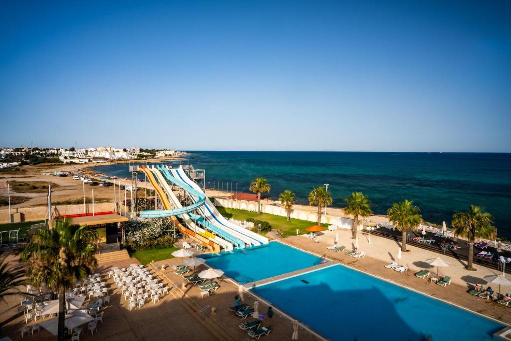 Bazén v ubytování Khayam Garden Beach Resort & Spa nebo v jeho okolí
