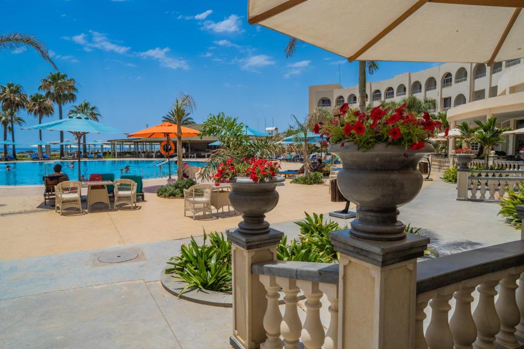 Bazén v ubytování Khayam Garden Beach Resort & Spa nebo v jeho okolí