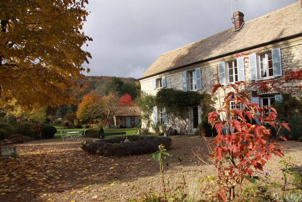 une ancienne maison en pierre avec un jardin en face de celle-ci dans l'établissement Les Jardins de L'Aulnaie - FERME DEFINITIVEMENT, à Fontaine-sous-Jouy