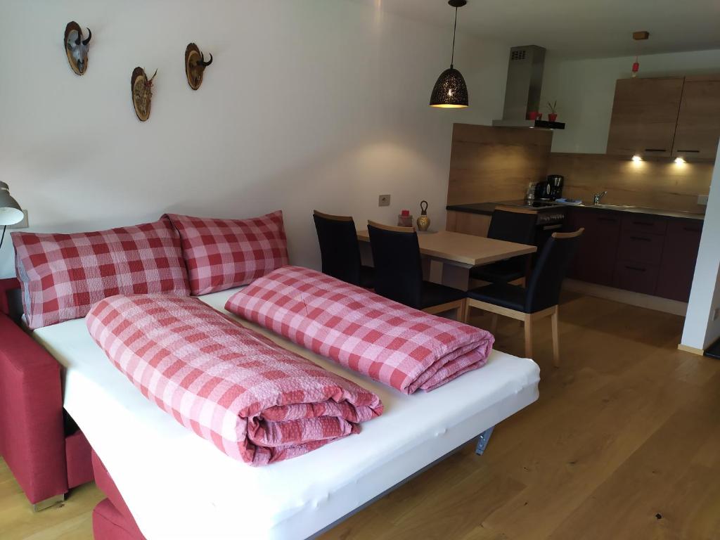 Postel nebo postele na pokoji v ubytování Apartments Ban Guggugg