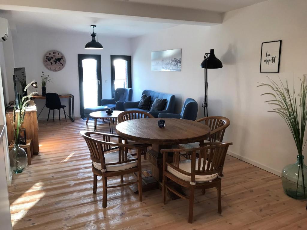 een woonkamer met een tafel en stoelen en een bank bij Speicher Residenz Barth E4 App 10 in Barth
