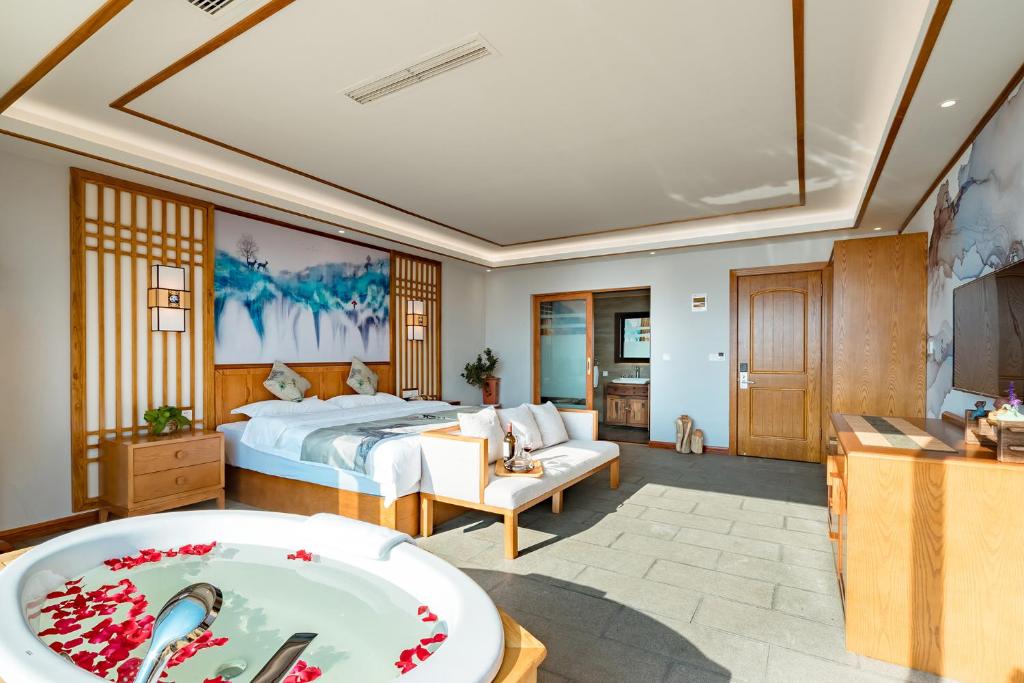 Postel nebo postele na pokoji v ubytování Dali Dare Sea View Gueshouse