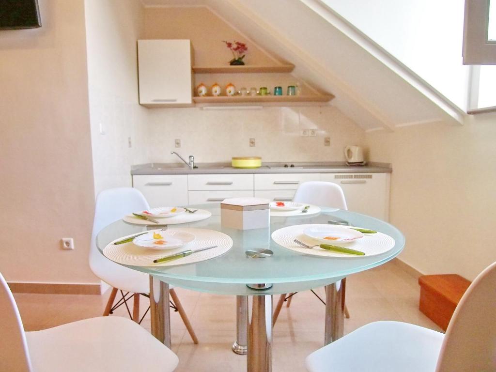 Kuchyň nebo kuchyňský kout v ubytování Apartment & Rooms Ivušić