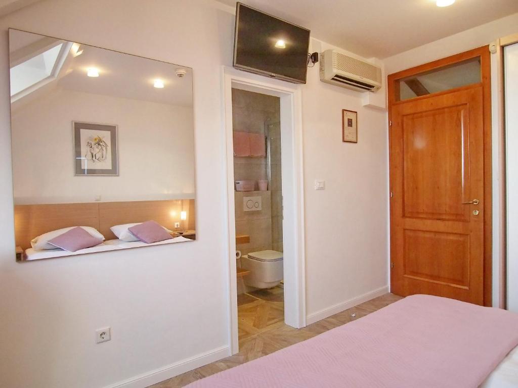 Postel nebo postele na pokoji v ubytování Apartment & Rooms Ivušić