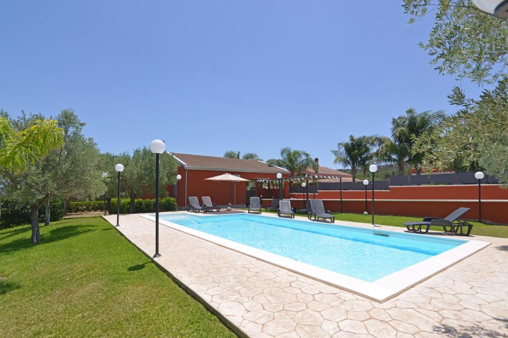 ein Schwimmbad in einem Hof neben einem Haus in der Unterkunft Villa Lucy in Case Monterosso