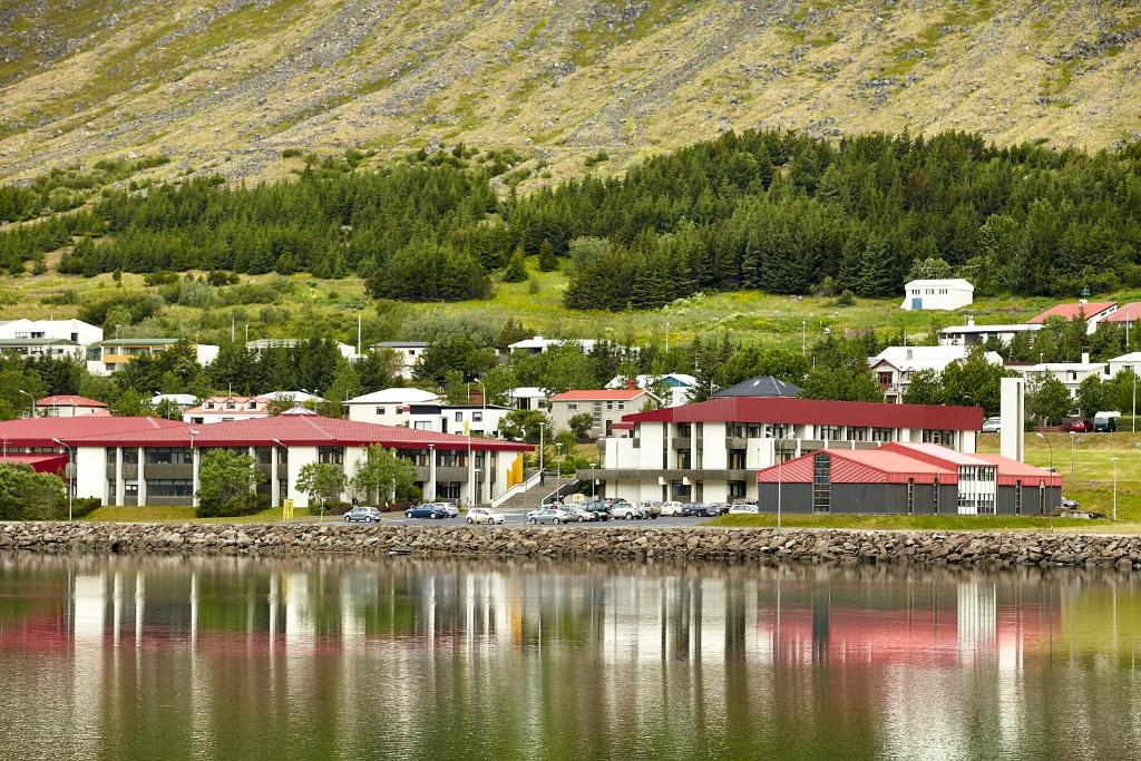 een klein stadje naast een waterlichaam bij Hótel Torfnes in Ísafjörður