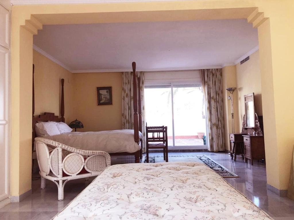 Łóżko lub łóżka w pokoju w obiekcie Beautiful, Bright and Spacious Duplex in Marbella