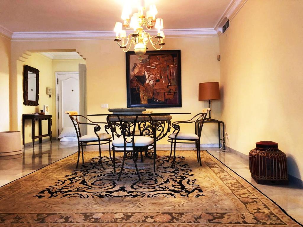 jadalnia ze stołem i krzesłami w obiekcie Beautiful, Bright and Spacious Duplex in Marbella w mieście Estepona