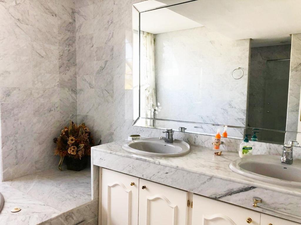 łazienka z dwiema umywalkami i lustrem w obiekcie Beautiful, Bright and Spacious Duplex in Marbella w mieście Estepona