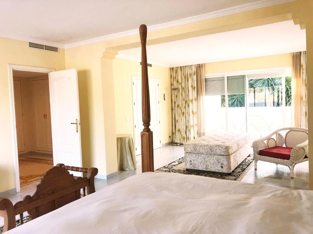 Łóżko lub łóżka w pokoju w obiekcie Beautiful, Bright and Spacious Duplex in Marbella