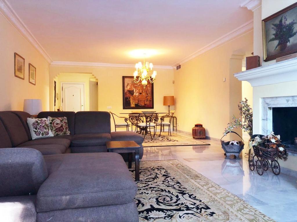 Część wypoczynkowa w obiekcie Beautiful, Bright and Spacious Duplex in Marbella