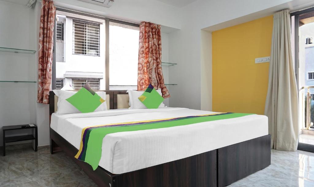 ein Schlafzimmer mit einem großen Bett in einem Zimmer in der Unterkunft Treebo Trend Atithi Corporate Stay Baner Baner IT Hub in Pune