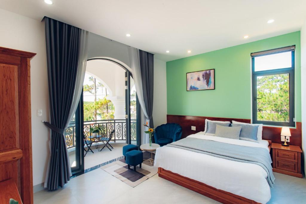 um quarto com uma cama e uma varanda em Bạch Trà Villa em Da Lat