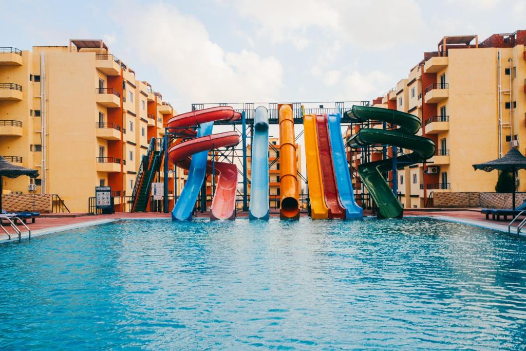 a water slide in the middle of a swimming pool at Retal View North Coast Aqua Park in El Alamein