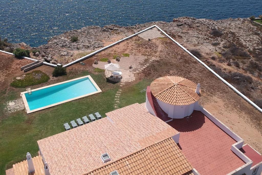 カラ・エン・ブラネスにあるCasa con piscina, vistas y acceso privado al mar. Vistes Voramar.のスイミングプール付きの家屋の空中ビュー