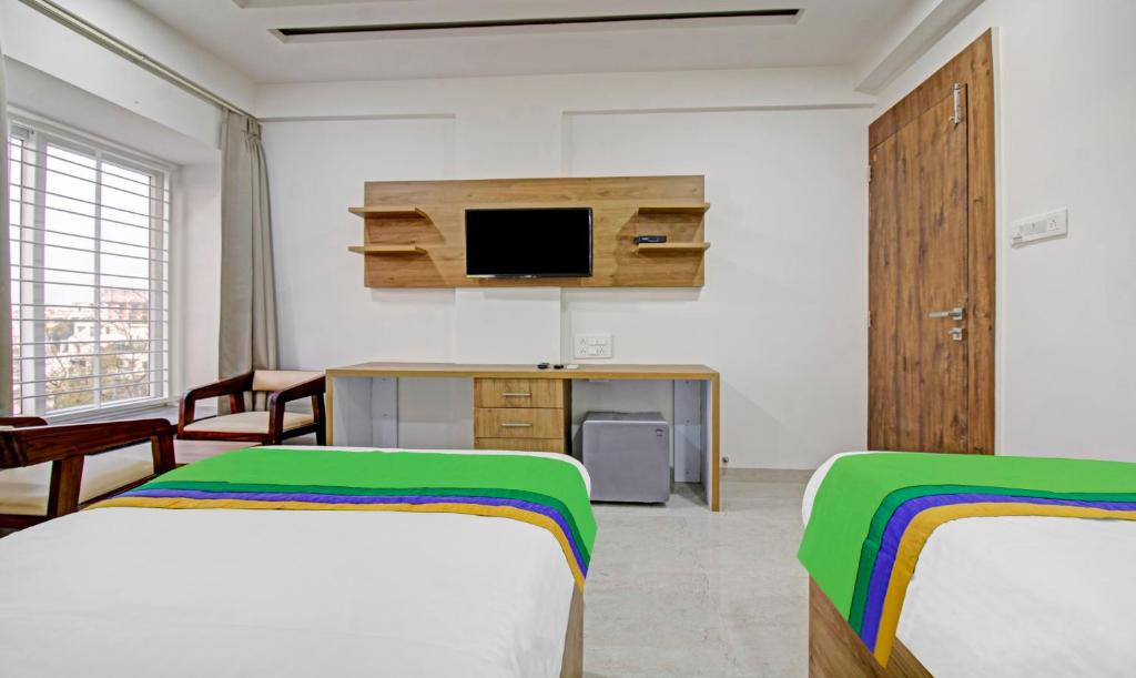 TV a/nebo společenská místnost v ubytování Treebo Chandraprasth Residency