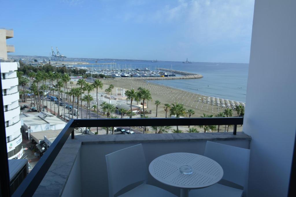 Les Palmiers Sunorama Beach Apartments - One-Bedroom Apartment