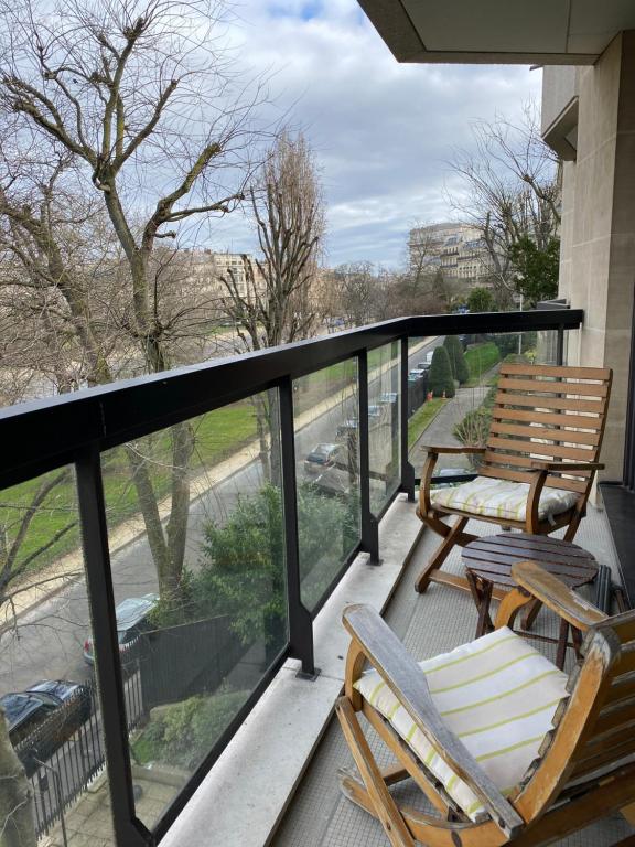 - deux chaises sur un balcon avec vue sur la rue dans l'établissement ARC de TRIOMPHE - FOCH PALACE, à Paris