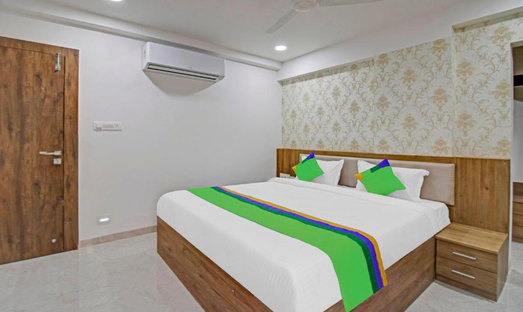 Tempat tidur dalam kamar di Treebo Trend Chandraprasth Residency