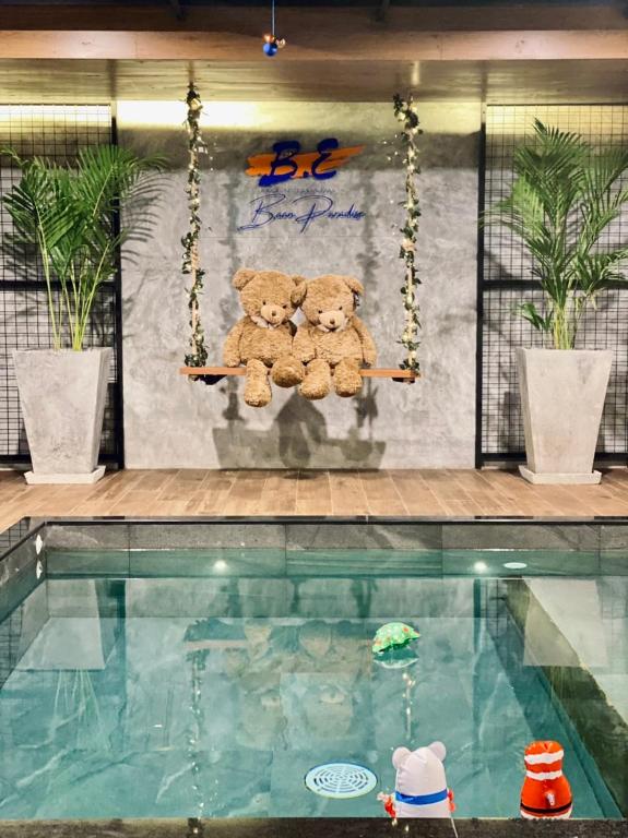 Bazén v ubytování BH Baan Paradise Hotel Patong nebo v jeho okolí