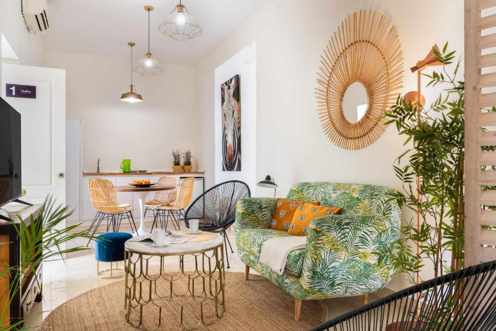 salon z kanapą i stołem w obiekcie MonKeys Apartments Loft Pureza w Sewilli