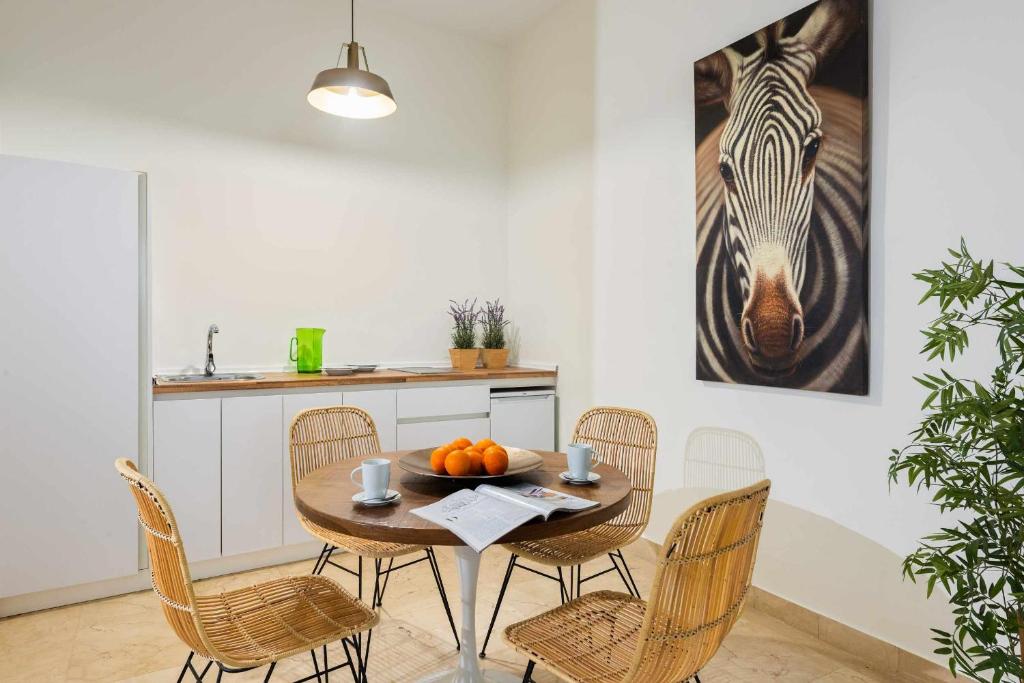 Zdjęcie z galerii obiektu MonKeys Apartments Loft Pureza w Sewilli