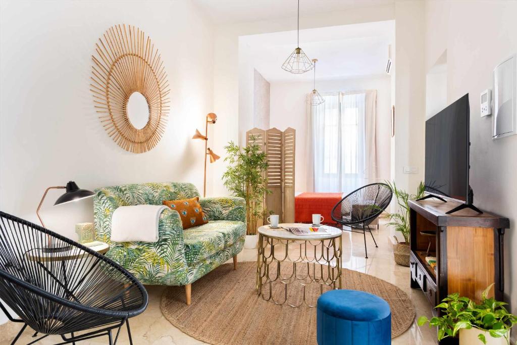 salon z kanapą i telewizorem w obiekcie MonKeys Apartments Loft Pureza w Sewilli